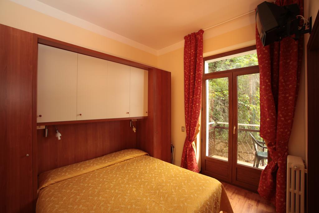 Hotel Merano Brenzone sul Garda Oda fotoğraf